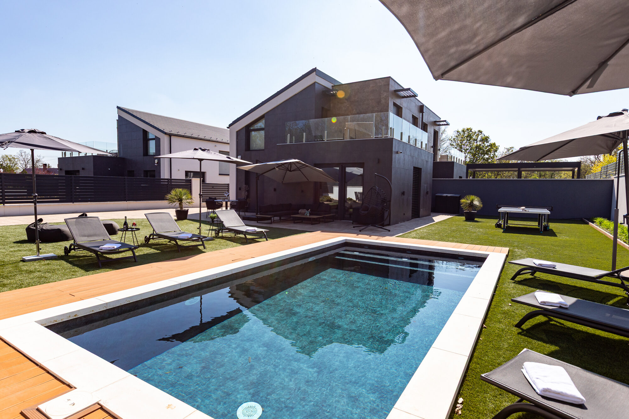 Villa Porta Verde I swimming pool with outdoor kitchen, dining area and lounge space