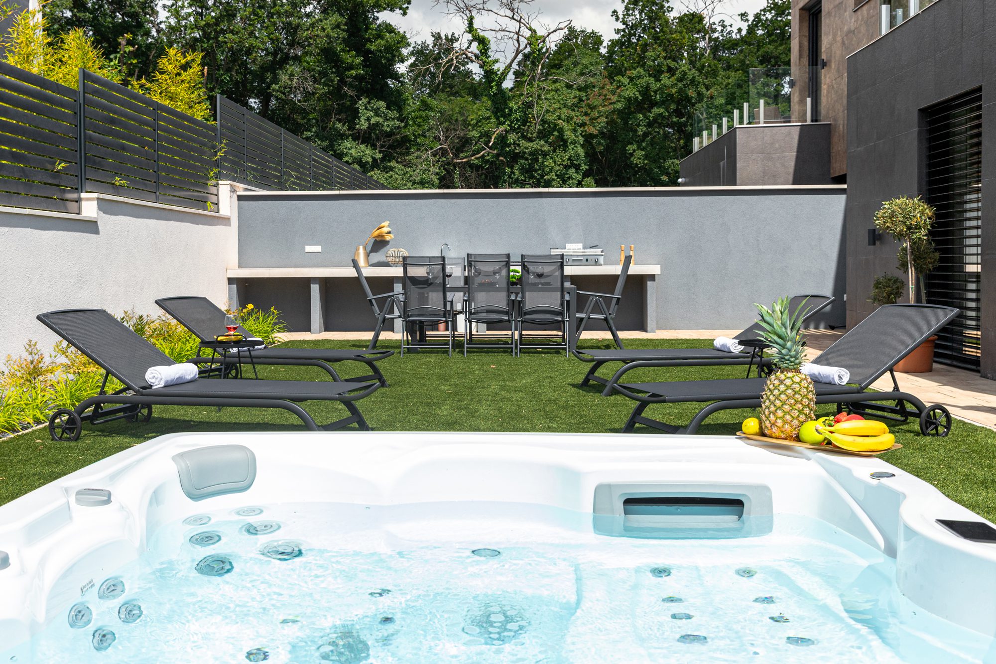 Villa Porta Verde II jacuzzi hot tub with bubbling water